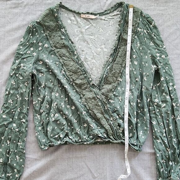 Mi Ami Green Floral Wrap Top Size S - Picture 10 of 11